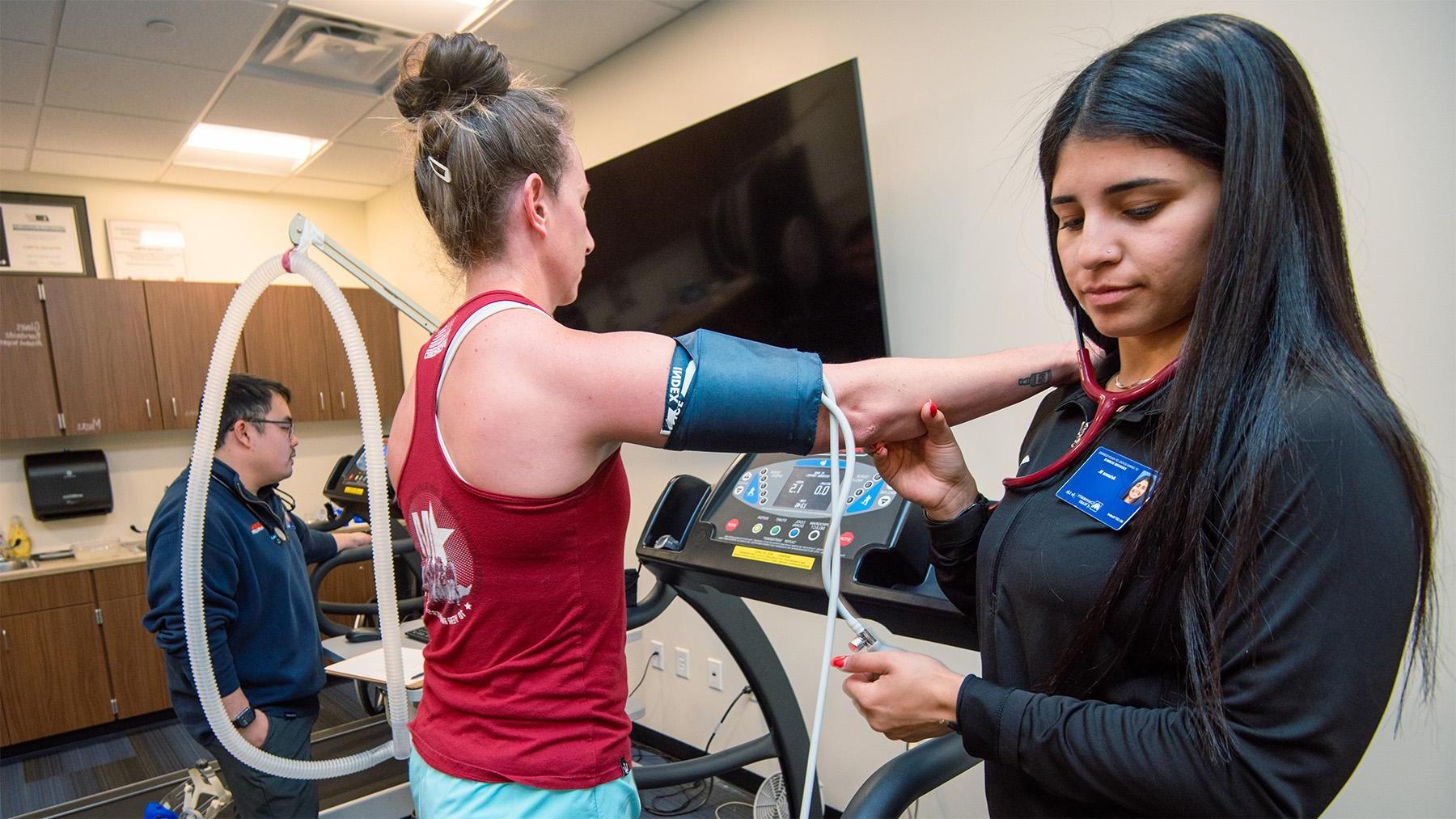 Students in the exercise science pro bono clinic.